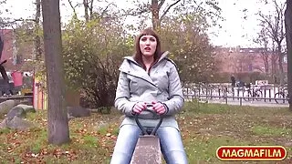 Tanara se fute in rochie cu prietenul ei iscusit fete cu cur frumos în gură și păsărică pe canapea