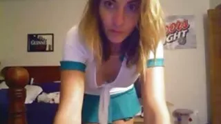 Mama excitată linge păsărica unei tinere frumuseți și o fute cu un vibrator subțire porno cu cele mai frumoase pizde
