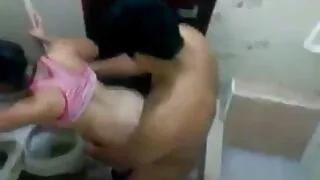 Tipul admira Blonda dezbracata pe la spate cand i-o fute doggy cea mai frumoasa pizda din lume style