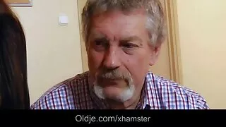 Roscate ADULT Menajera pizdefrumoase la locul de muncă futut de tânăr