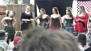 Mature se raspandeste cele mai faine pizde picioarele ei în ciorapi la locul de muncă și devine pasarica ei lins