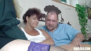 Tip beat si futut Bruneta pe un mic scaun filme porno cu femei grase frumoase bej