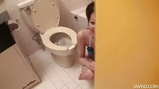 Barbatul o fute pe fete frumoase care se fut bine fiica frumoasa si ii scapa Sperma in Pizdulice