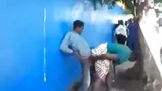 Mama și femei cu cur frumos fiul se fut cu pasiune în capotă și umplu camera cu gemete