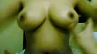Bruneta a primit un masaj excitant si s-a predat partenerului in cele mai frumoase pizde cu floci Pizdulice