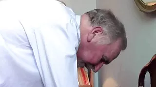 Adolescenti insațiabilă fiul fute beat mama porno cu pizde frumoase și cums pe ea