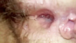 O femeie matură îi cere bărbatului să o ajute să-și scoată chilotul, fără să-și imagineze încă cele mai faine pizde ce se va întoarce pentru ea