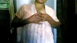 Frumoasa fată goală arată o vedere din spate în cazul în care prietenul ei filme porno cu pizde frumoase este prăjită în anus