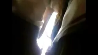 După o fete frumoase futute muie, tipul pasional bese în fundul unei fete și primește un orgasm
