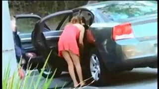 Tânără fată pizde frumoase care se fut goală mângâindu-i destul de pizde