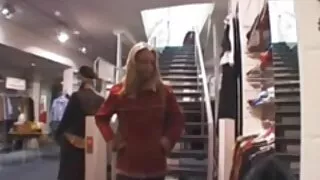 În timp ce filme porno cu baieti frumosi făcea baie, Blonda s-a adus la orgasm cu un penis fals